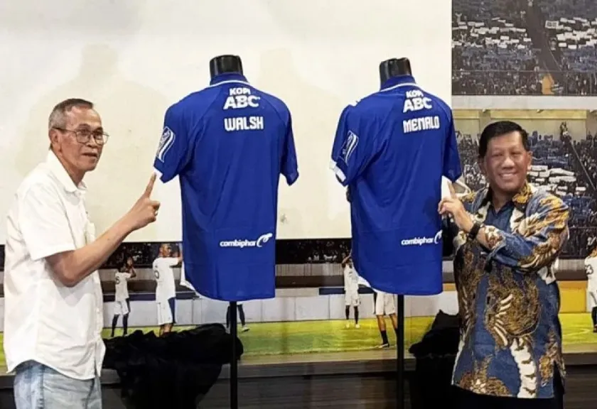 Persib Bandung have signed Luka Menalo and Sandy Walsh.