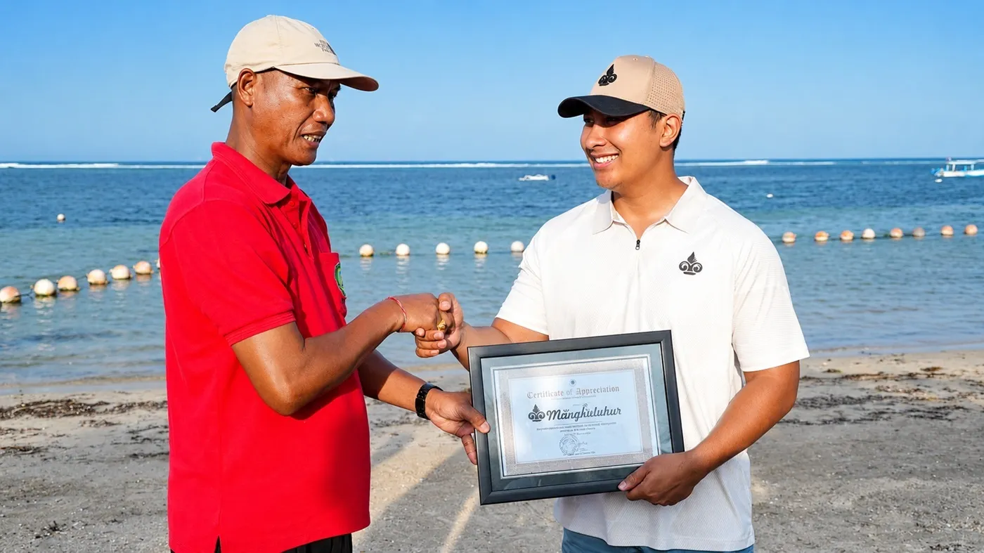 Komisaris Utama GOLF, Darma Mangkuluhur Hutomo, menyerahkan Certificate of Appreciation dalam rangkaian Mangkuluhur Cup 2026 di kawasan pantai Bali
