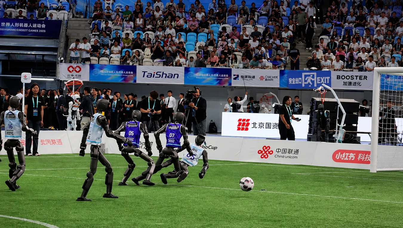 Robot humanoid bermain sepak bola dalam World Humanoid Robot Games (WHRG) 2026 di Beijing, China, (22/8/2026)