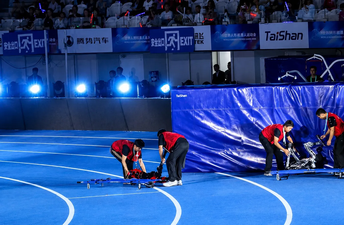 Teknisi menangani robot humanoid dalam World Humanoid Robot Games (WHRG) 2026 di Beijing, China, 22/8/2026