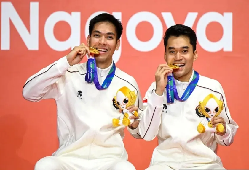 Indonesian men's badminton doubles athletes Leo Carnando and Daniel Marthin.