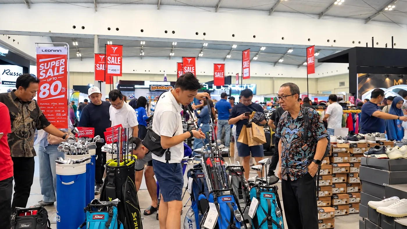 Visitors browsing golf equipment displays at IGF 2026